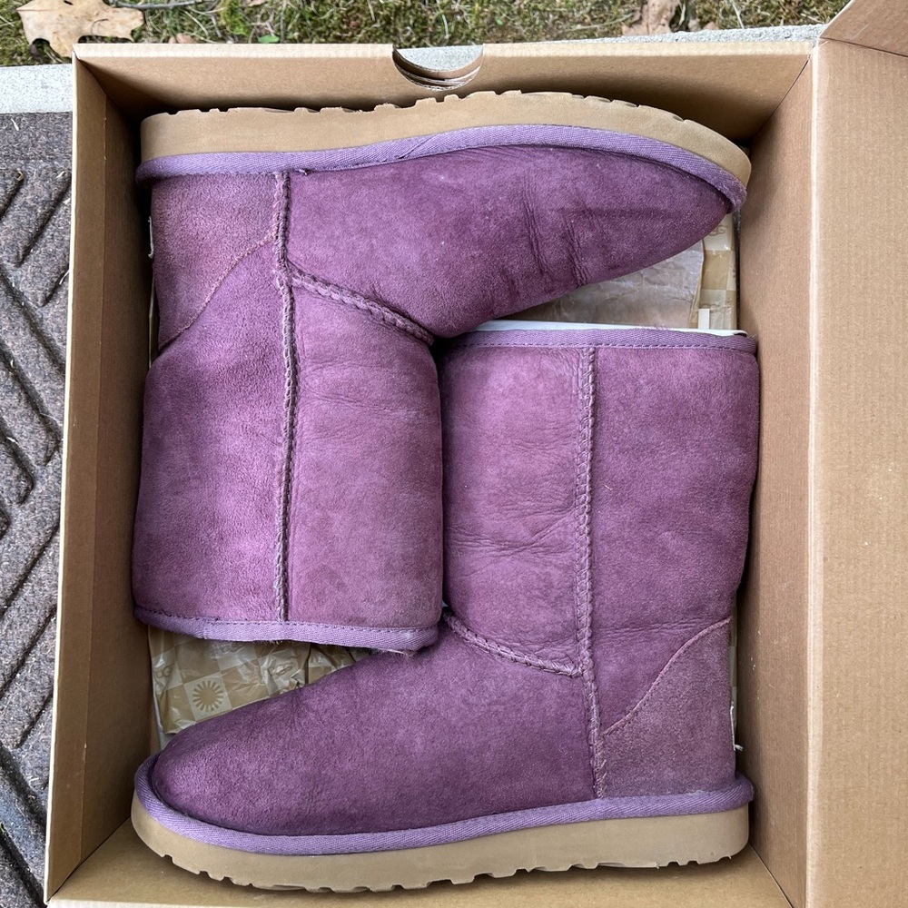 Ugg Australia Women’s Classic Short - Rum. Size 7